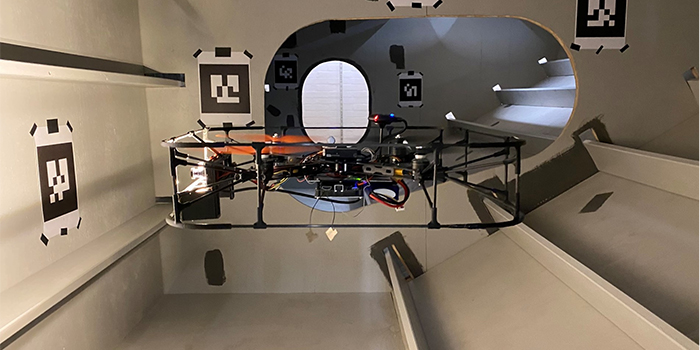 Autonom drone på vej gennem et mandskabshul under stopprøven. (Foto: Evangelos Boukas)