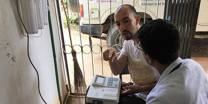 En EWH-studerende forklarer funktionerne på et EKG apparat til en læge på Bandipur Hospital, Nepal. (Foto: Tine Holmbæck Petersen)