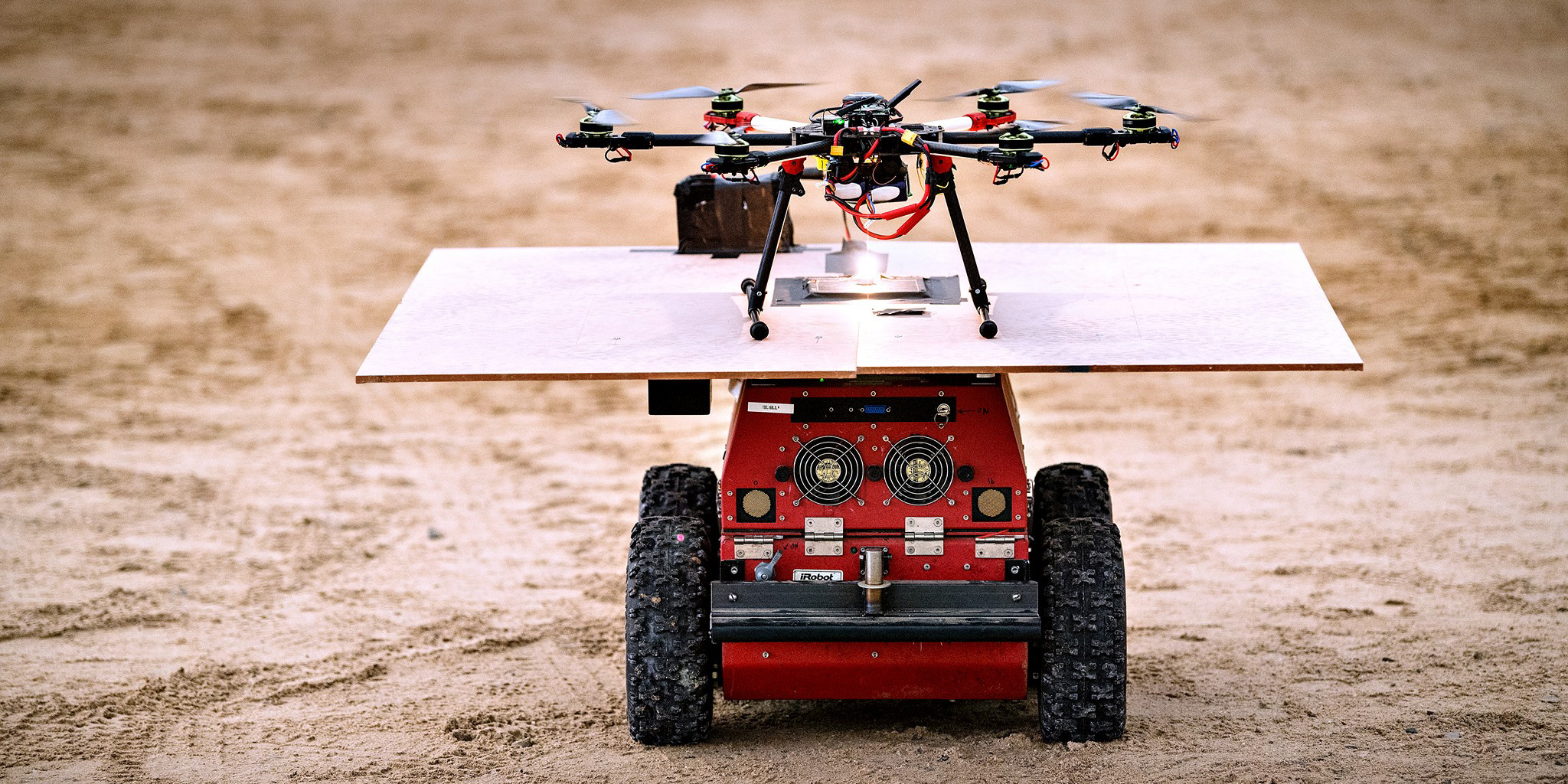 Robot og drone (Foto: Bax Lindhardt)