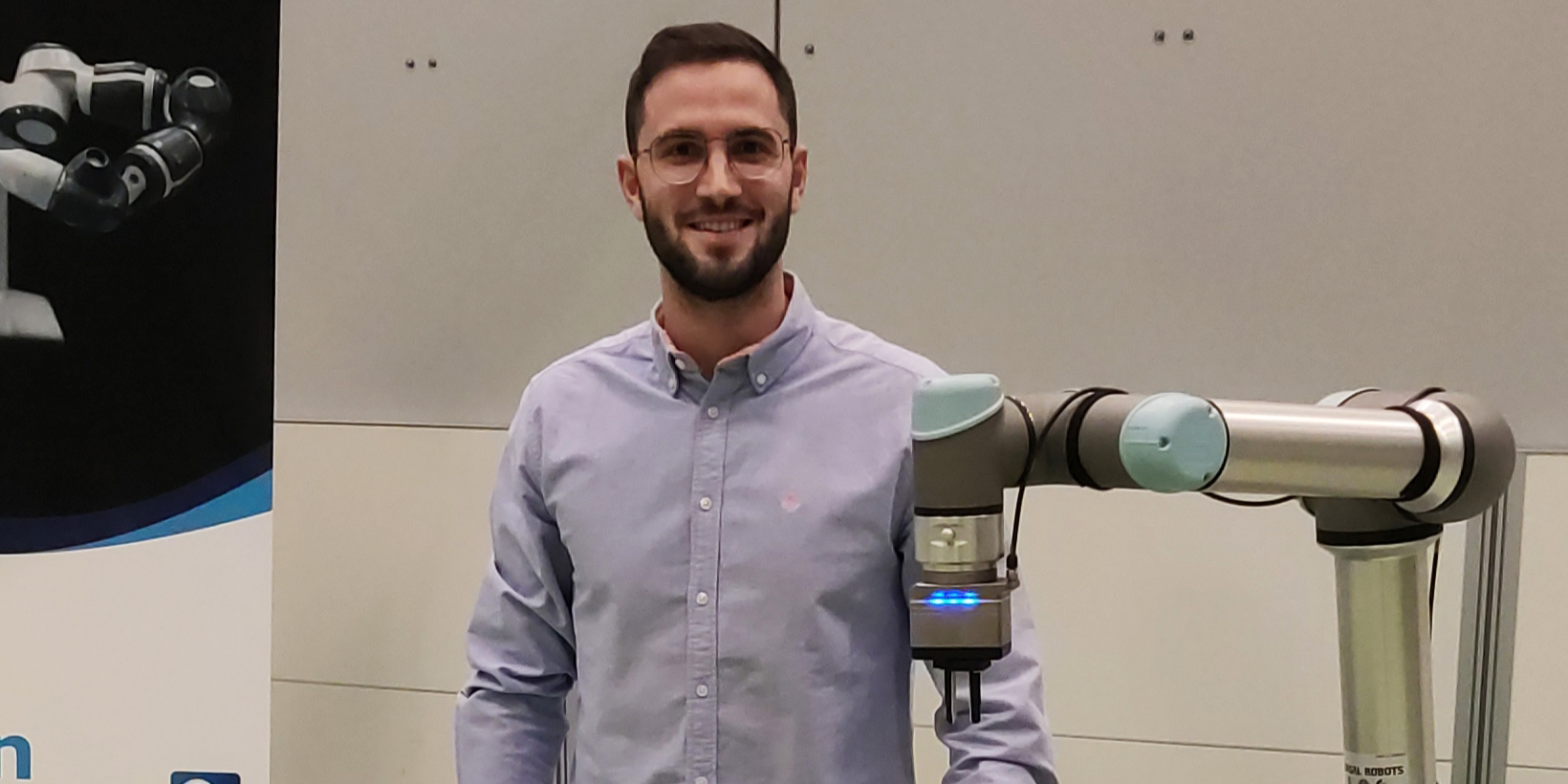 Carlos Ribera Codina with lab robot (Photo: Private)