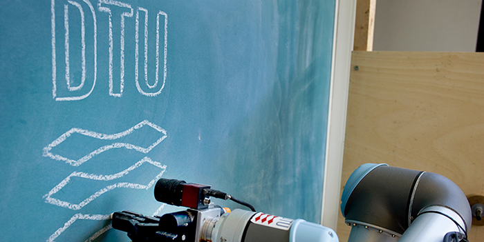 Robot arm and blackboard (Photo: Torben Nielsen)