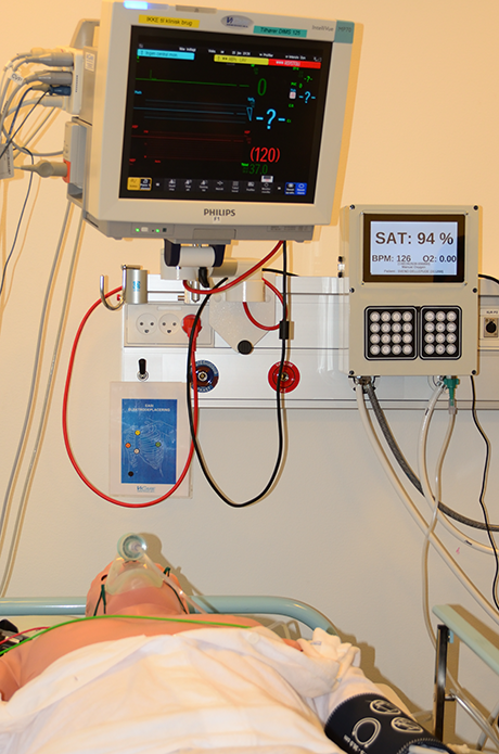 Iltrobotten til højre - den lille kasse, der viser et iltindhold på 94 % - afprøves her på Herlev Hospital på en patientsimulator med KOL.